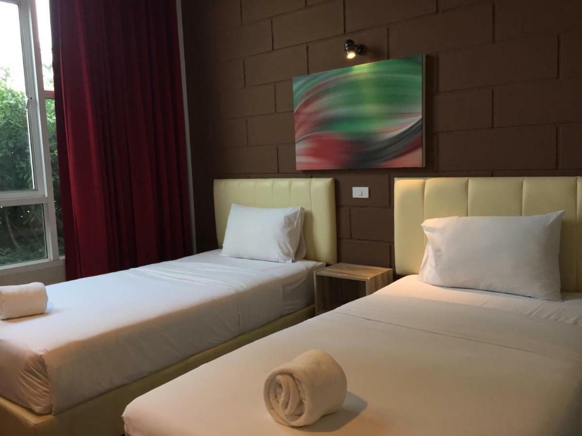 Hotel The Zell Buriram Esterno foto