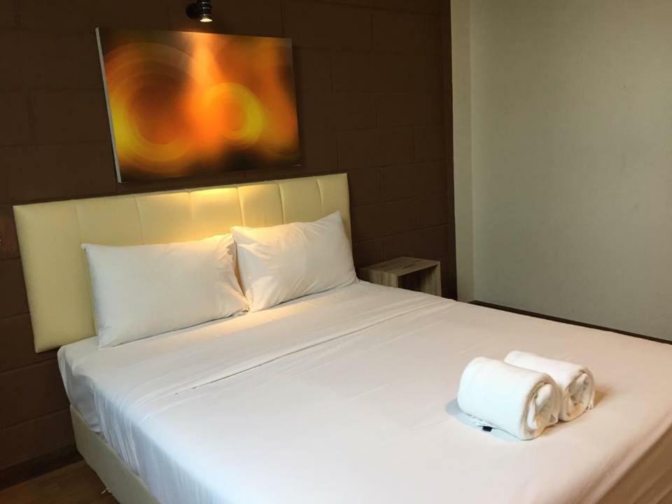 Hotel The Zell Buriram Esterno foto