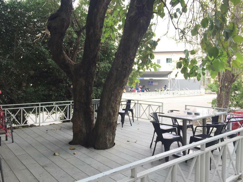 Hotel The Zell Buriram Esterno foto
